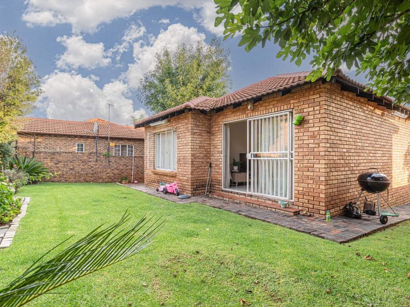 Lovely neat and spacious 2 bedroom, 2 bathroom townhouse close to all important amenities. The perfect lock up and go for a young couple. - Photo 3