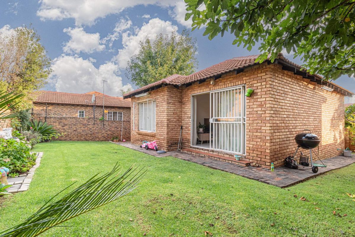 Lovely neat and spacious 2 bedroom, 2 bathroom townhouse close to all important amenities. The perfect lock up and go for a young couple. - Photo 3