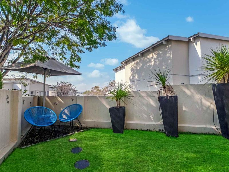 TURN THE KEY TO STYLISH DUPLEX LIVING, BOASTING MODERN DESIGN AND FLAWLESS PRESENTATION - Photo 9