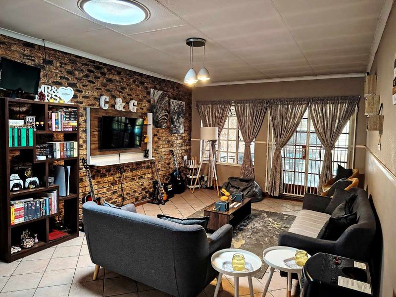 Beautiful Facebrick Family Home in Sought-After Pomona, Kempton Park - Photo 4