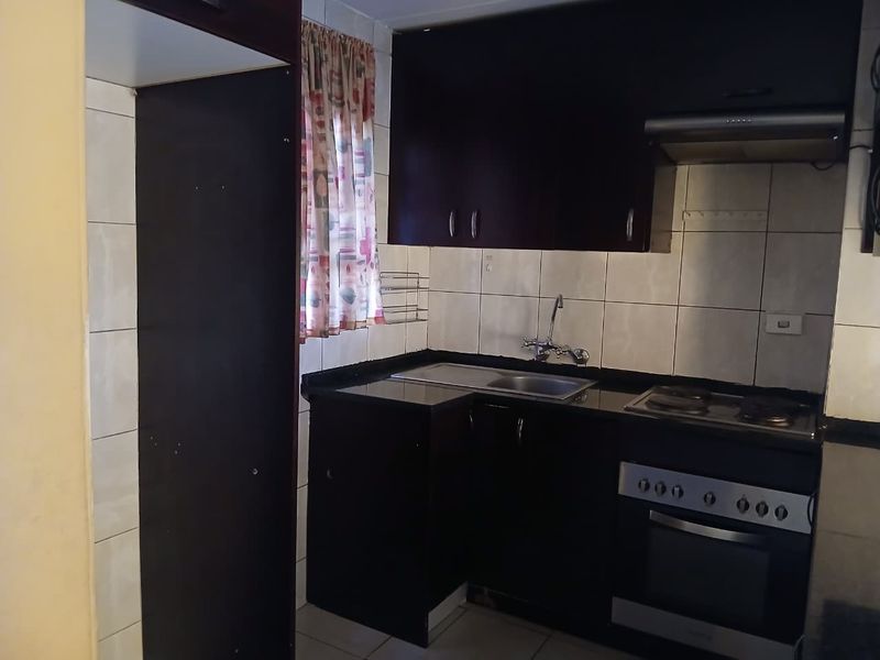GROUND FLOOR UNIT... LOCK AND GO!!!! - Photo 2