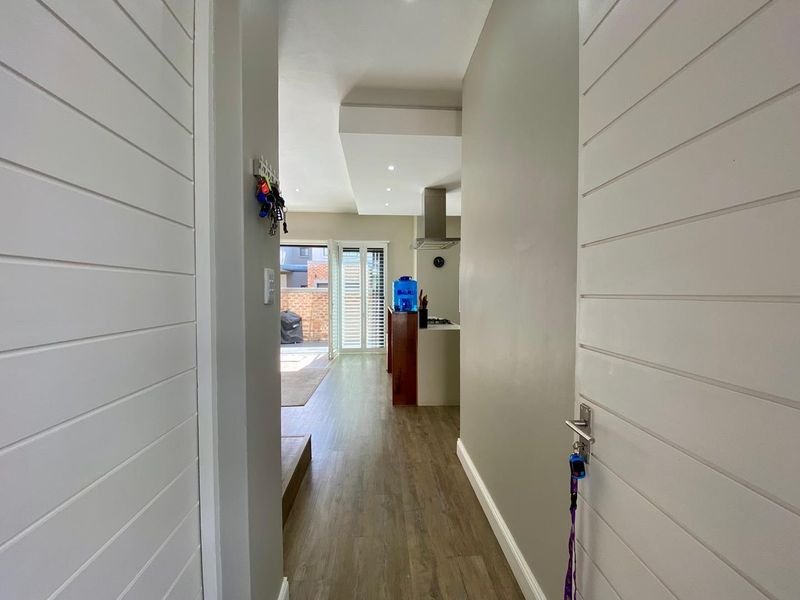 Modern Two-Bedroom Townhouse in Leafy Brooklyn – Quality Living in Gables on Marais - Photo 2