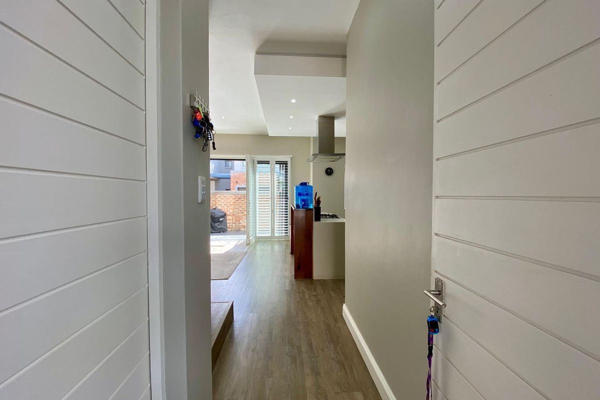 Modern Two-Bedroom Townhouse in Leafy Brooklyn – Quality Living in Gables on Marais - Photo 2