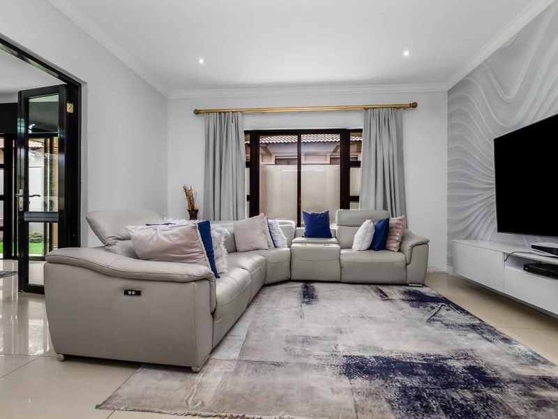 Immaculate 4 Bedroom House for Sale in Fernbrook Estate - Photo 2