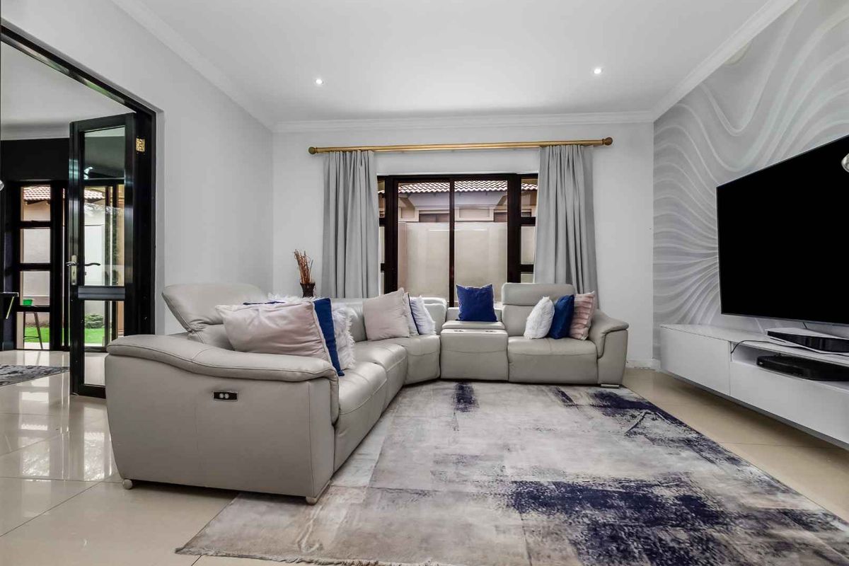 Immaculate 4 Bedroom House for Sale in Fernbrook Estate - Photo 2