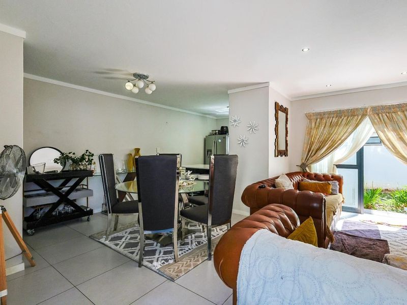 Spacious 2-Bedroom, 2-Bathroom Duplex in Equestria - Photo 4