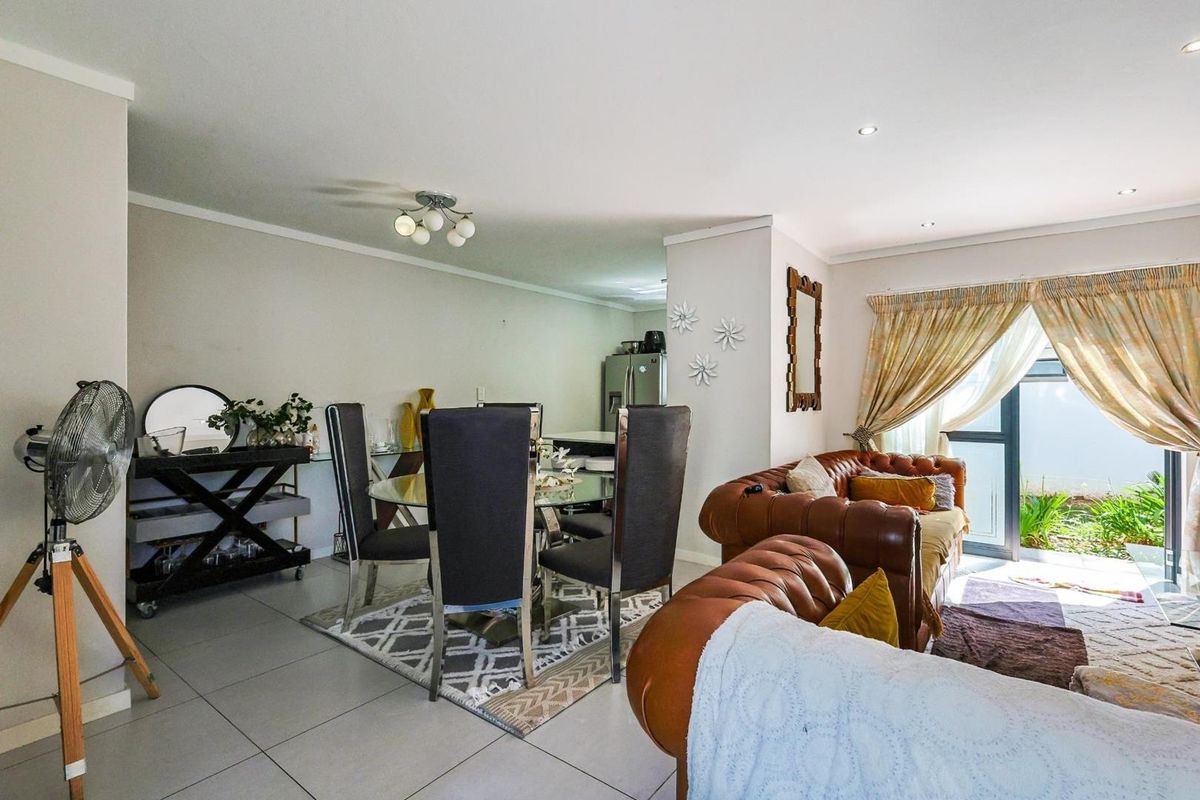 Spacious 2-Bedroom, 2-Bathroom Duplex in Equestria - Photo 4