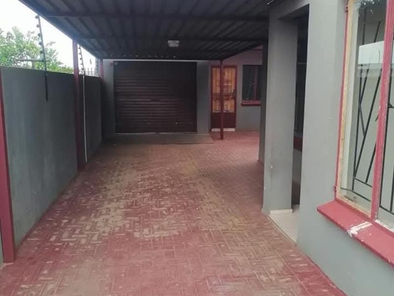 4 bedrooms house to rent in Soshanguve VV - Photo 2