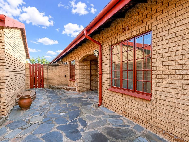 Spacious 3 Bedroom Facebrick Simplex With Entertainment Area & Splash Pool - Photo 3