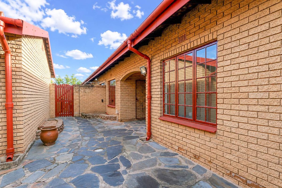 Spacious 3 Bedroom Facebrick Simplex With Entertainment Area & Splash Pool - Photo 3