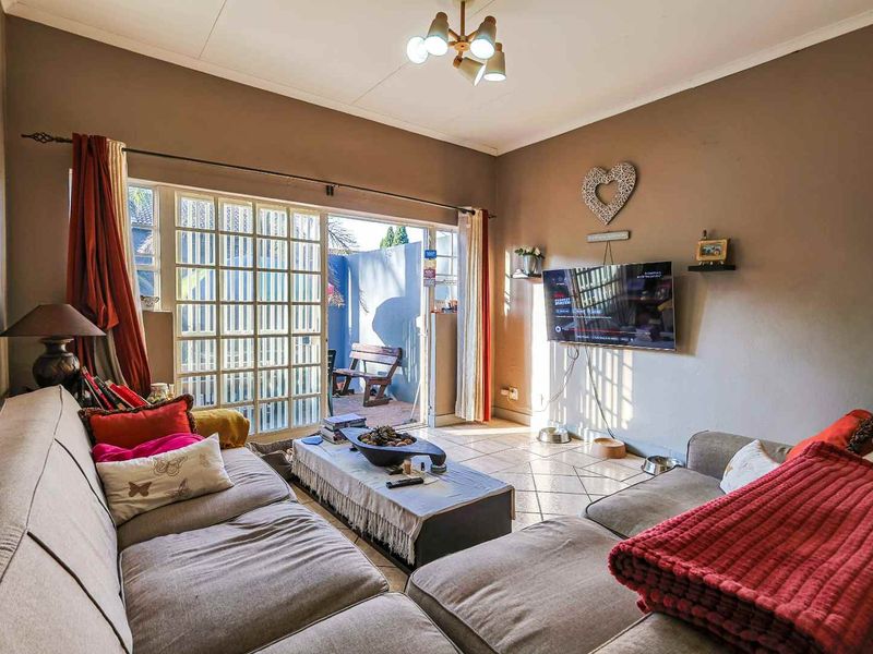 Spacious & Private 3-Bedroom in Secure Small Complex - Photo 4