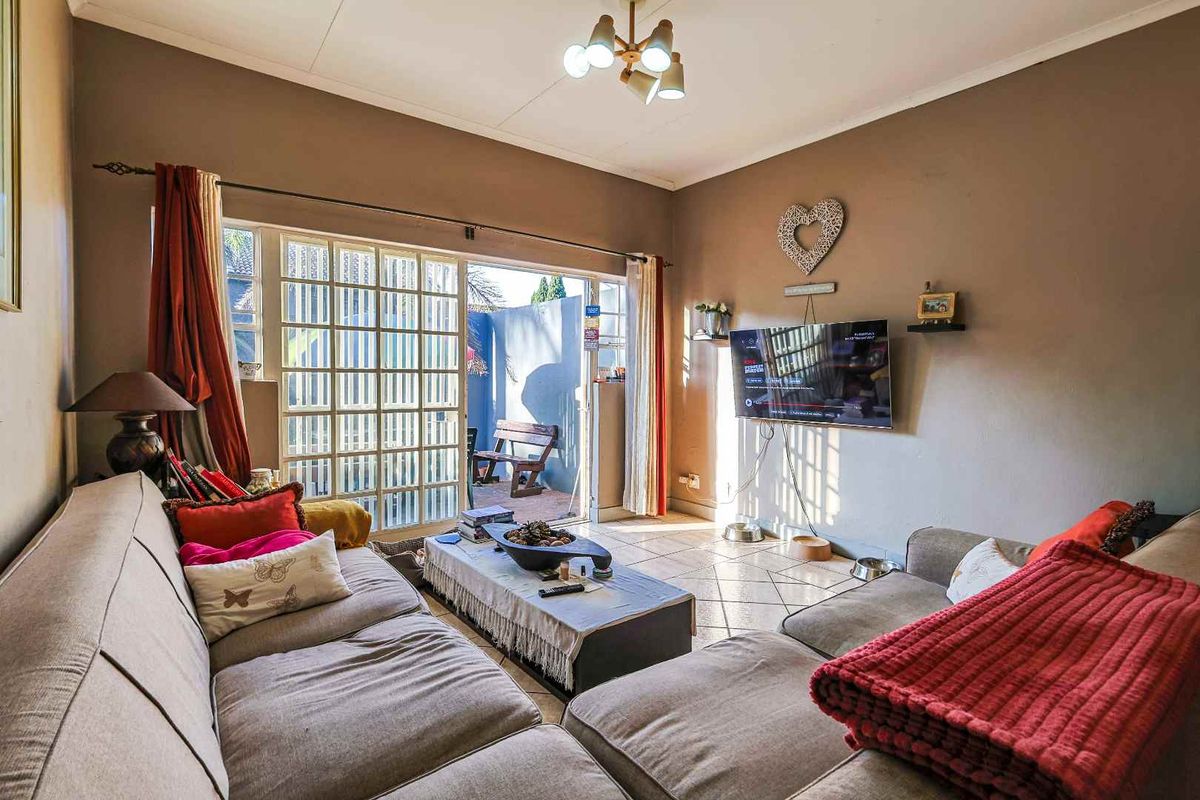 Spacious & Private 3-Bedroom in Secure Small Complex - Photo 4