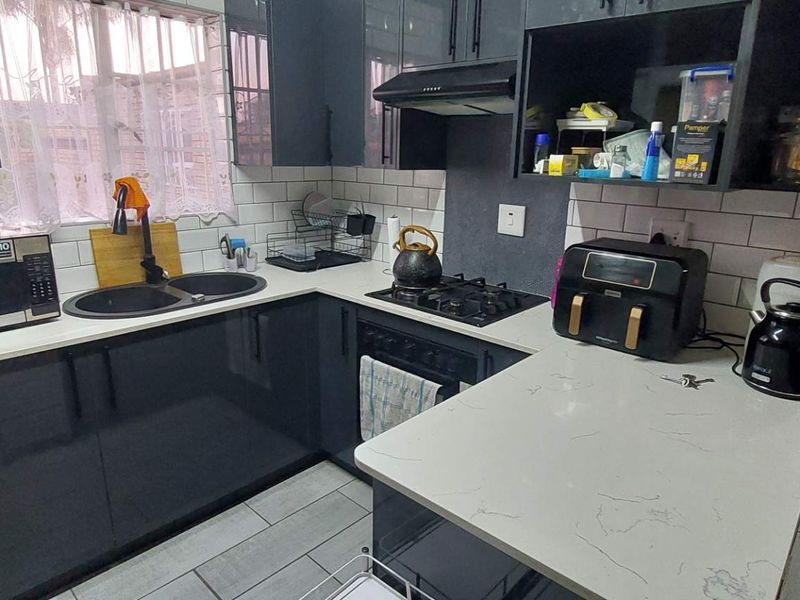 2 Bed Cluster in Pet Friendly Secure Complex - Photo 6