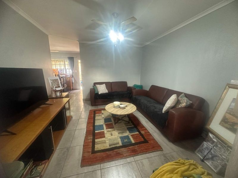 Charming 2 Bedroom Townhouse for Sale - Photo 6