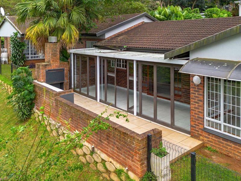 Spacious Face-Brick Family Unit with Modern Finishes, Views & Excellent Entertainment Flow - Photo 9