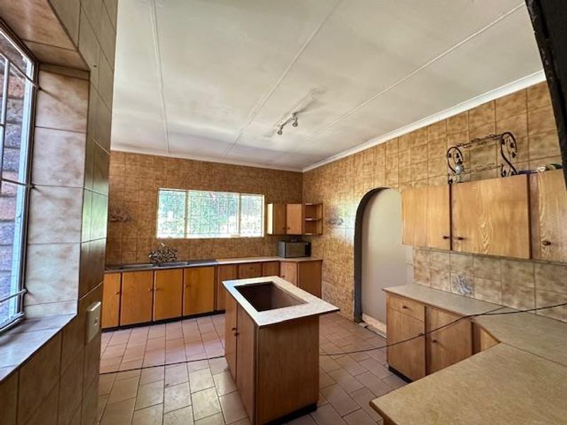 Spacious 4-Bedroom Family Home For Sale in Pretoria North – 1300sqm Stand! - Photo 3