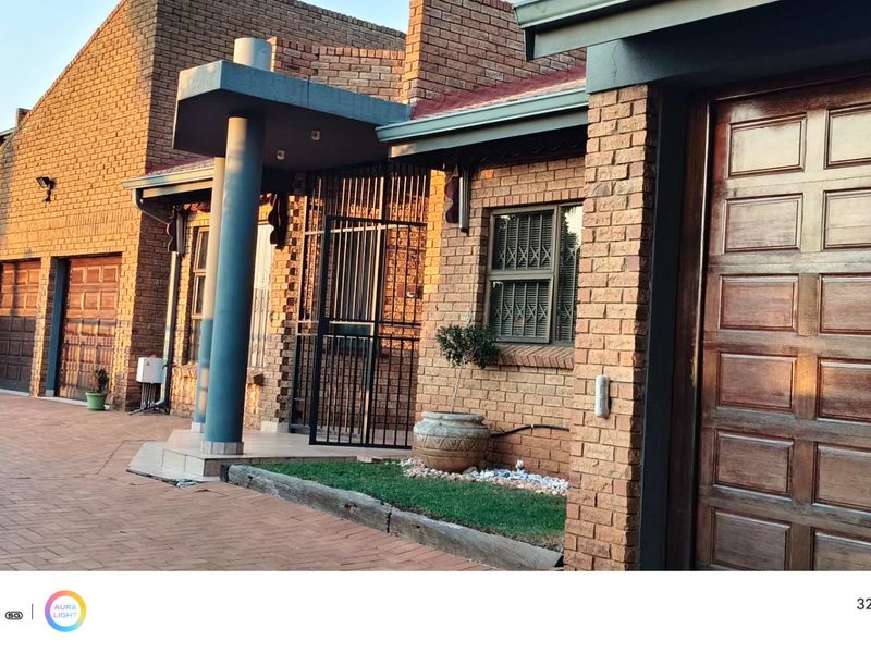 Huge Family Home for Sale in Sought After Suburb - Photo 1