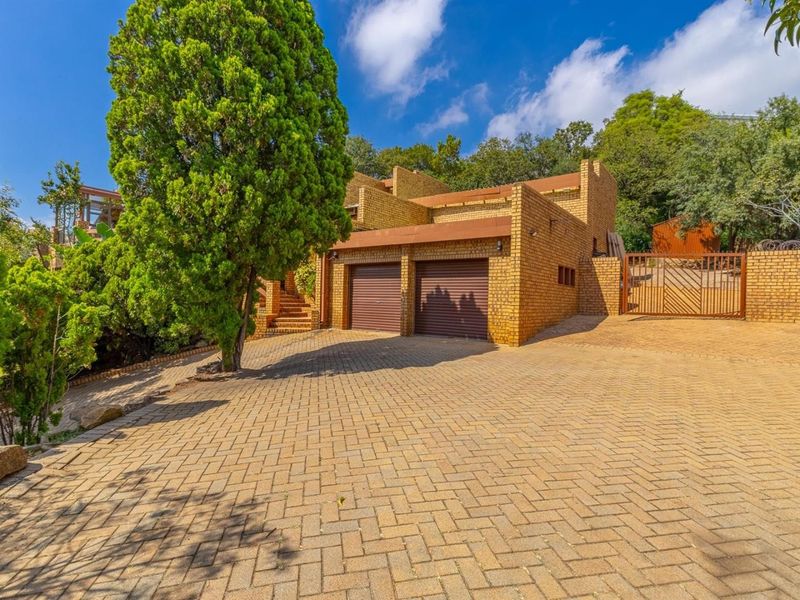 **4 Bedroom House For Sale in Glenvista, Johannesburg** **A Big Kind of Difference in Glenvista!** - Photo 2
