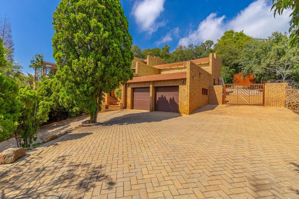 **4 Bedroom House For Sale in Glenvista, Johannesburg** **A Big Kind of Difference in Glenvista!** - Photo 2