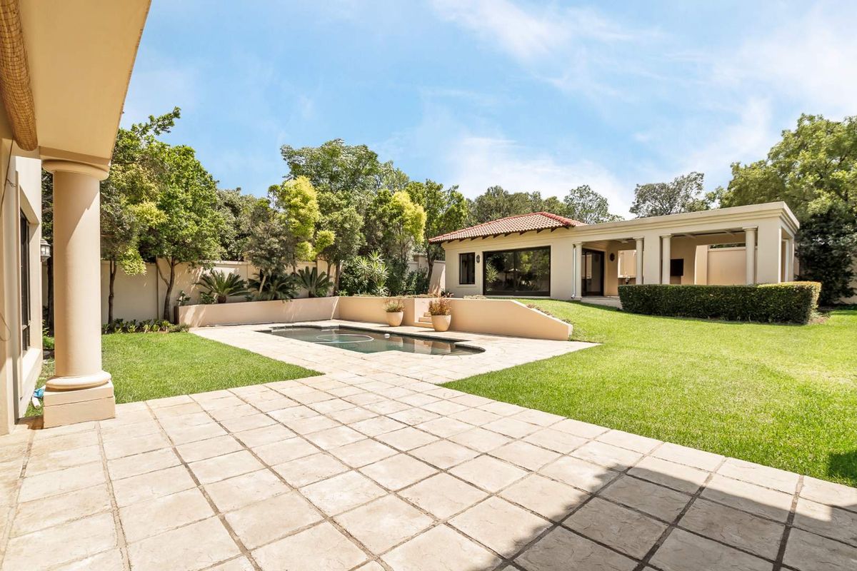 PERFECT HOME FOR ENTERTAINING - Photo 2