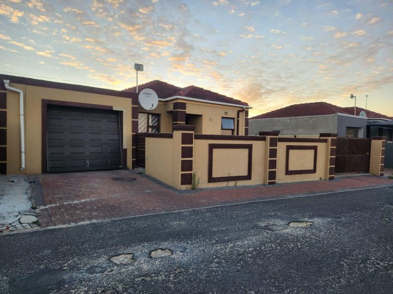Charming Family Home with Income Potential in iLitha Park, Khayelitsha - Photo 2