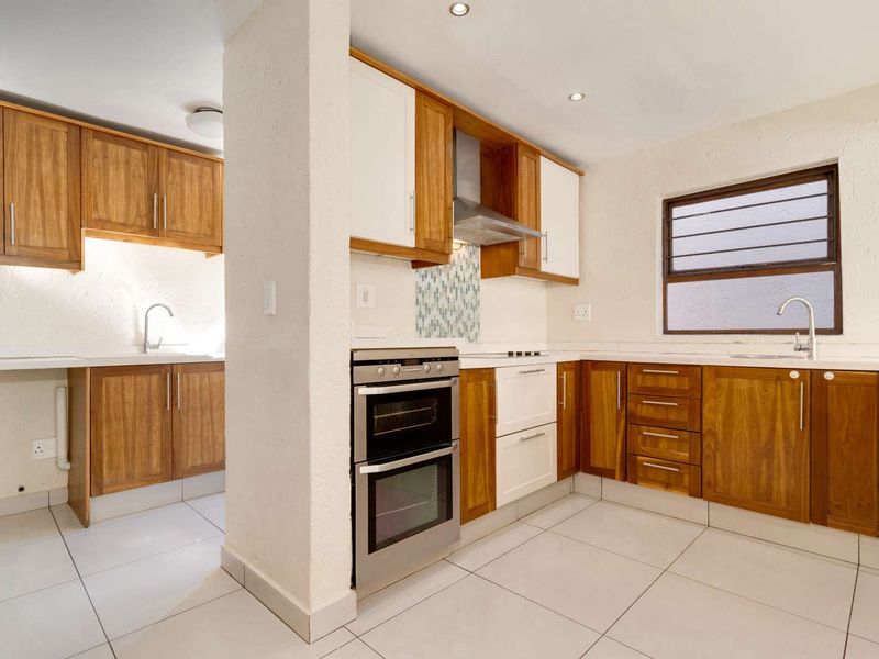 Stylish 3-Bedroom Lock-Up-and-Go Home For Sale in Fourways Gardens - Photo 10