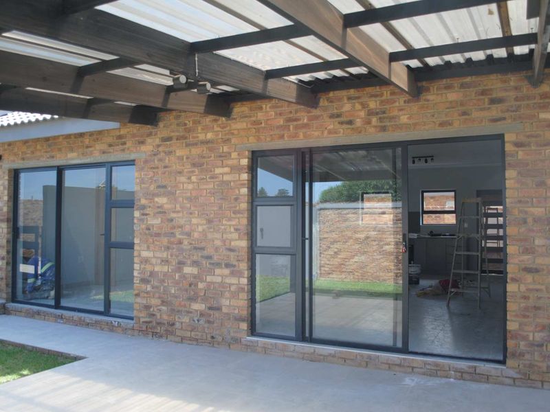 Lovely ultra modern contemporary prestigious townhouse complex in Meyerton - Photo 4