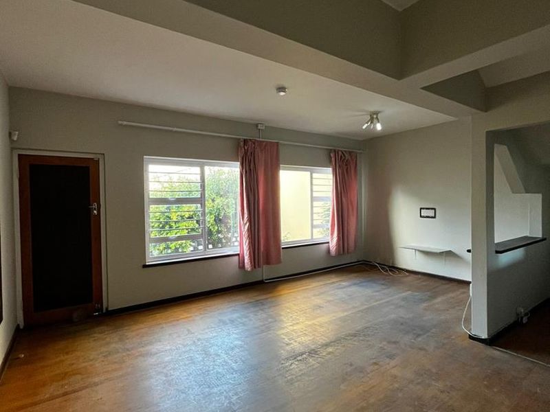 Refurbished 4 Bedroom Apartment in Central - Photo 10