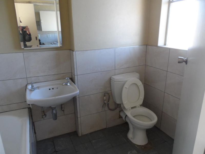 BACHELOR FLAT TO RENT IN ARCADIA - Photo 10