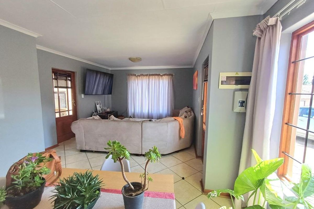 Family Home in 24 Hour Guarded Security Complex - Photo 3