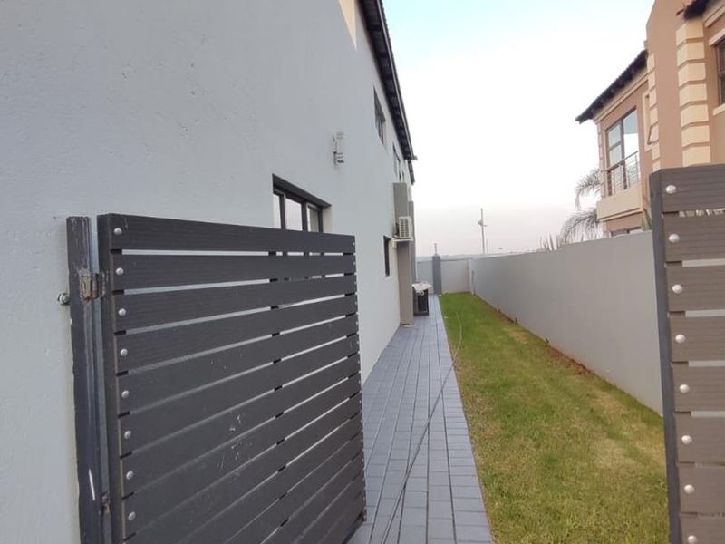 Massive Double storey house for sale in Heuwelsig Estate, Centurion - Photo 8