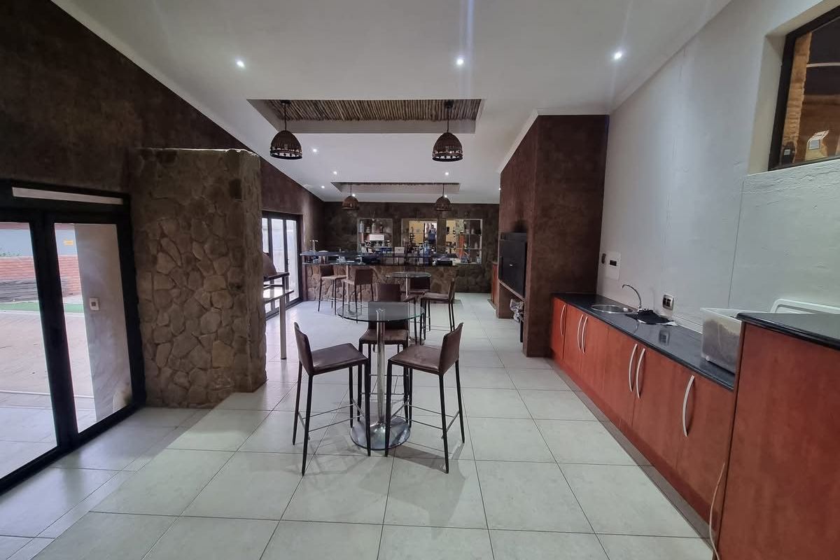 5 Bedroom Freestanding House with Flat 🤩 - Photo 3