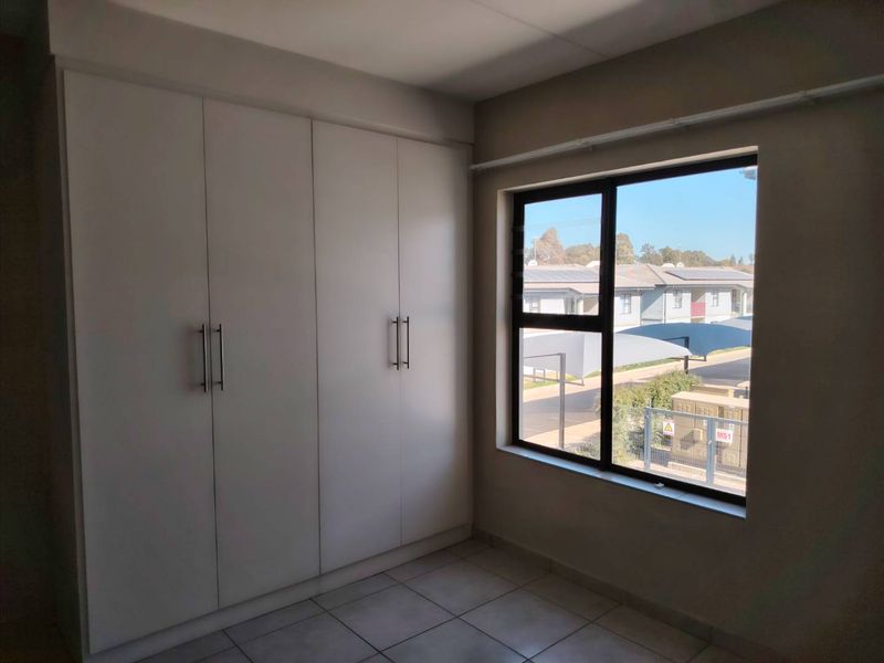 Town house in secure complex - Photo 5