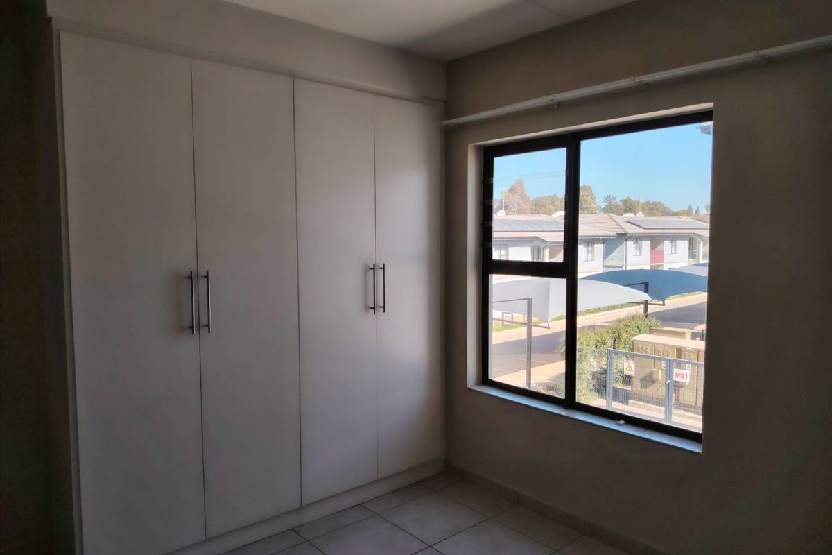 Town house in secure complex - Photo 5