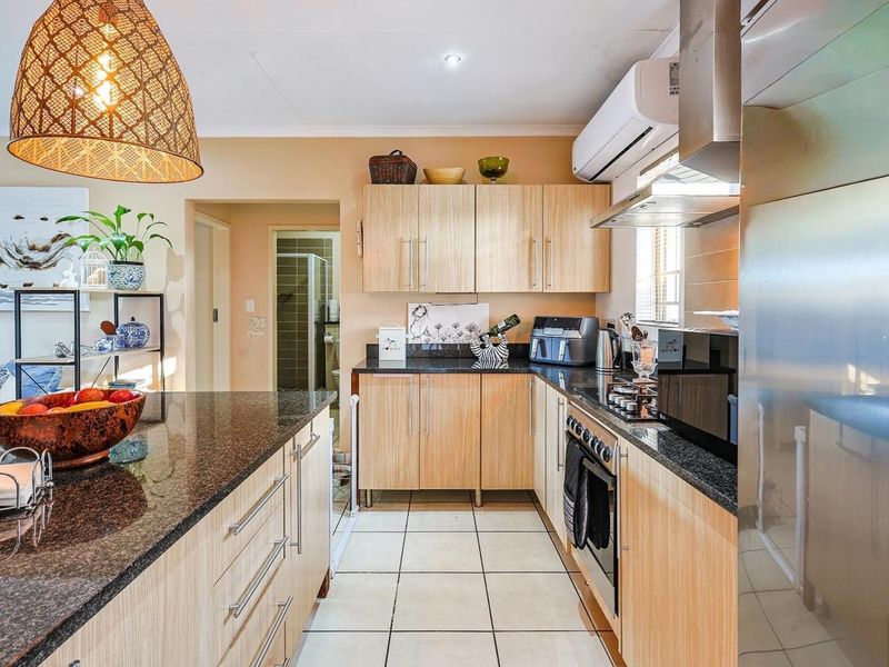 Modern Three-Bedroom Townhouse in Exclusive Secretariat Complex - Photo 9