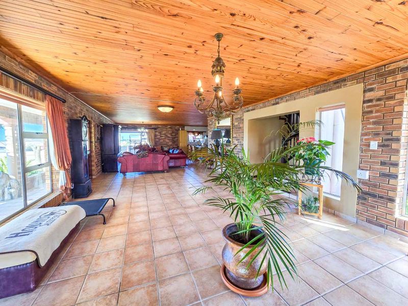 Spacious family home with breathtaking views. - Photo 7