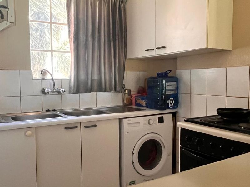 Investors and Small Families - Lovely GroundFloor Unit - Photo 3