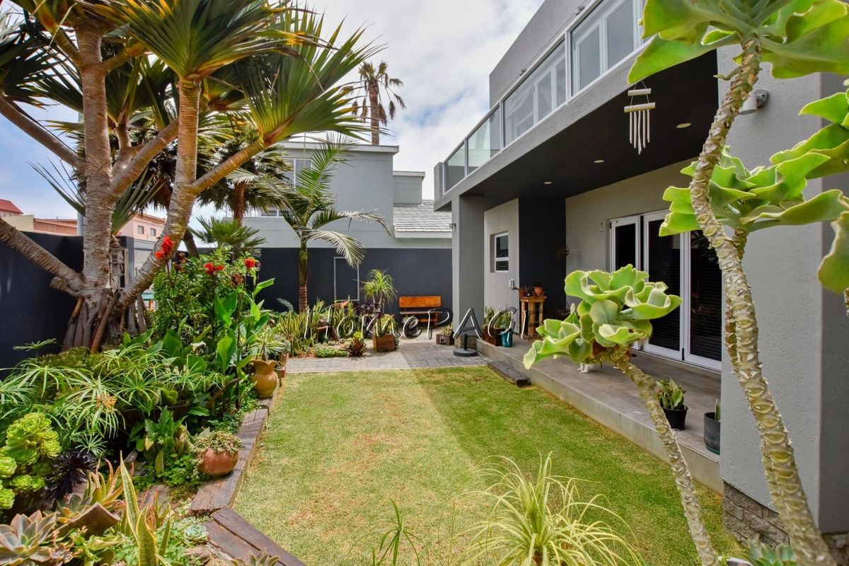 Lagoon, Walvis Bay:  Upmarket 3 Bedr Home with 2 Bedr flat is for Sale - Photo 3