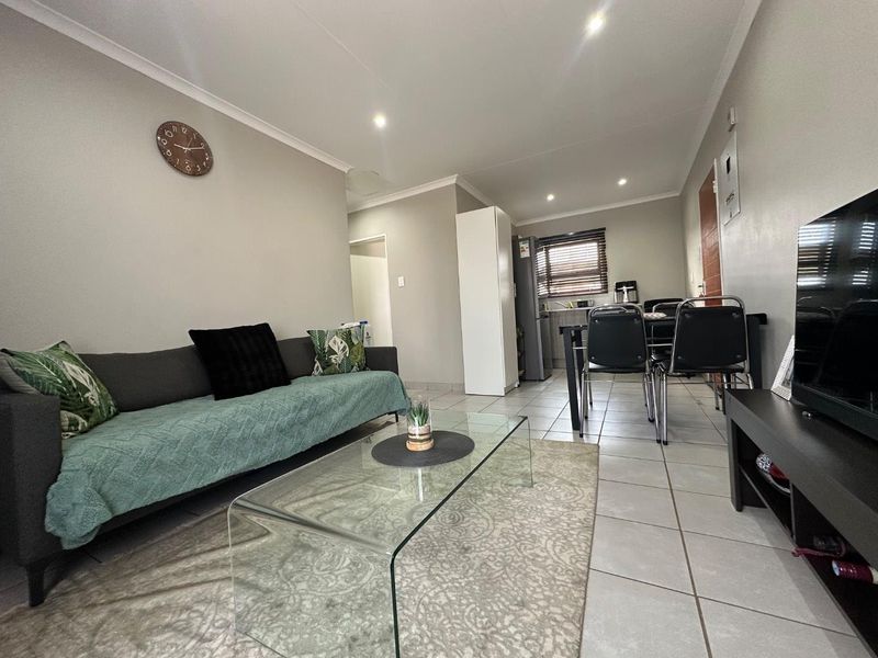 A Charming 2Bedroom Townhouse to Rent in Chessington Complex in Dawn Park - Photo 3