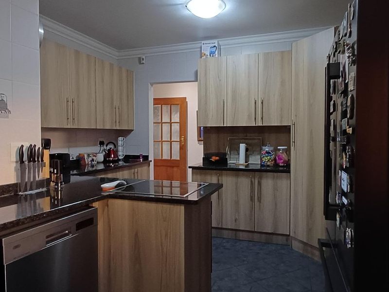 Secure, spasious and designed for modern living - Photo 6
