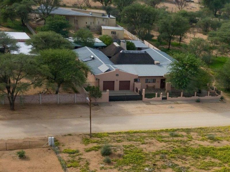 Neat family house in Omaruru - Photo 3