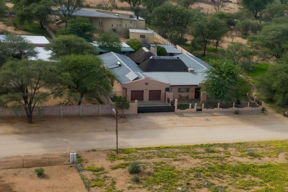 Neat family house in Omaruru - Photo 3