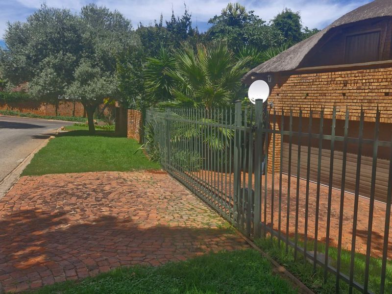 Safe double story thatched roof house in security boomed area situated in Faerie Glen/Olympus - Photo 4