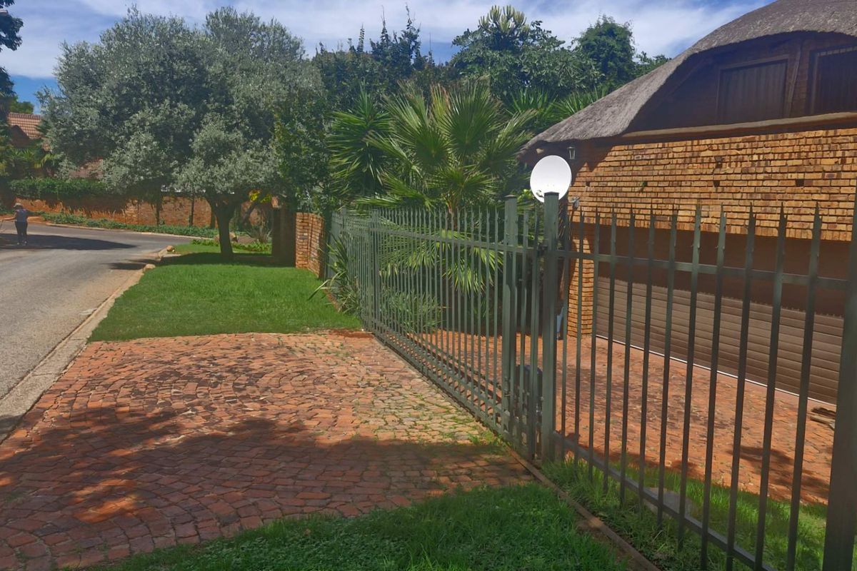 Safe double story thatched roof house in security boomed area situated in Faerie Glen/Olympus - Photo 4