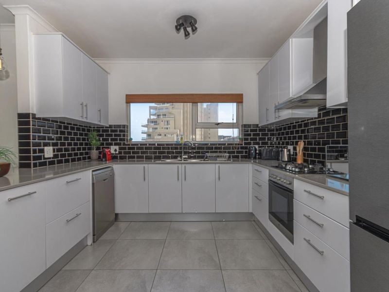 Super Spacious Luxury 3-Bedroom with Sea Views - Photo 10