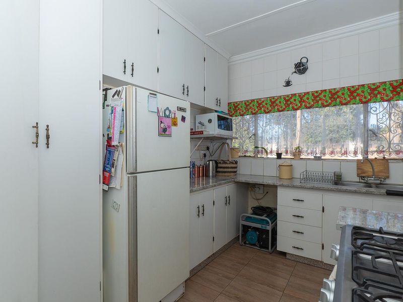 Charming 3-Bedroom Family Home with Income-Generating Bachelor Cottage in Birchleigh - Photo 10