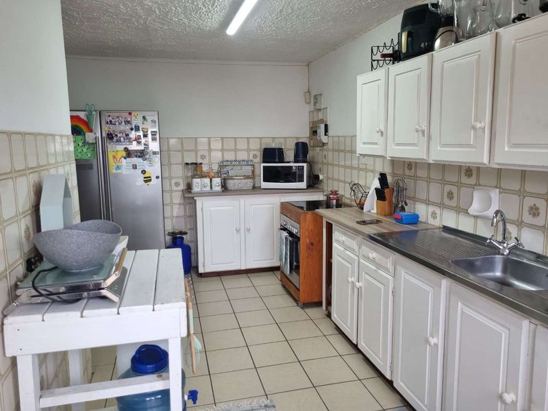 Well Positioned, Corner Apartment  In Beacon Bay - Photo 5