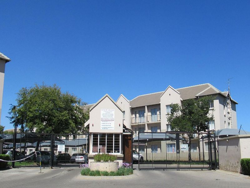 Townhouse For Sale in Boksburg - Photo 2