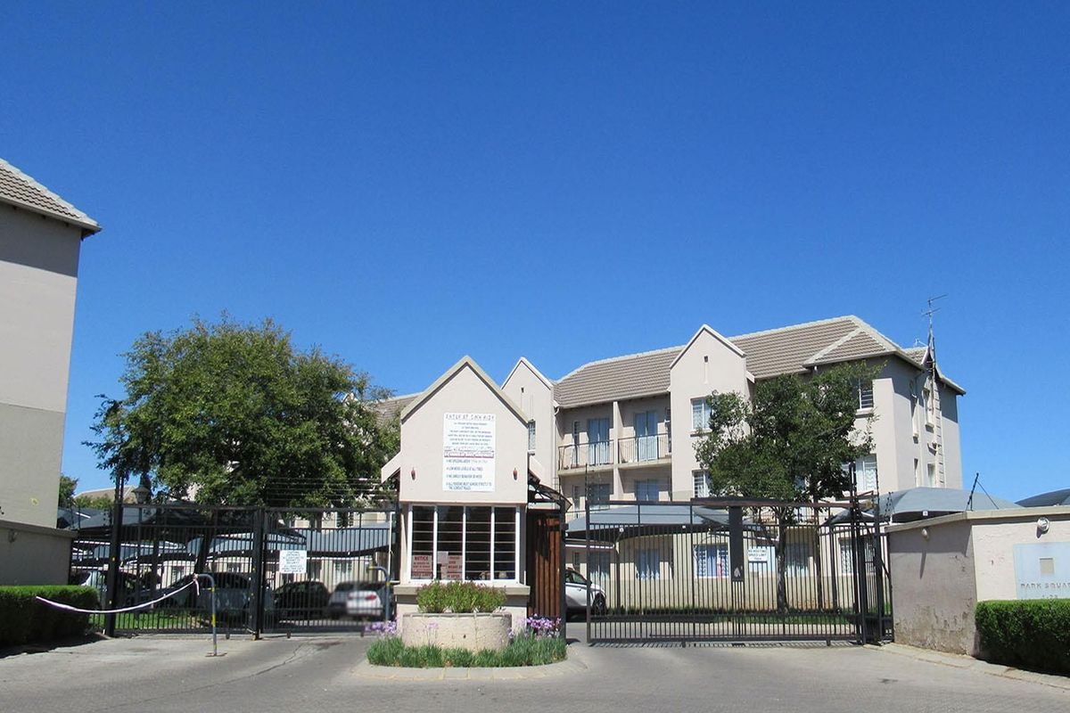 Townhouse For Sale in Boksburg - Photo 2