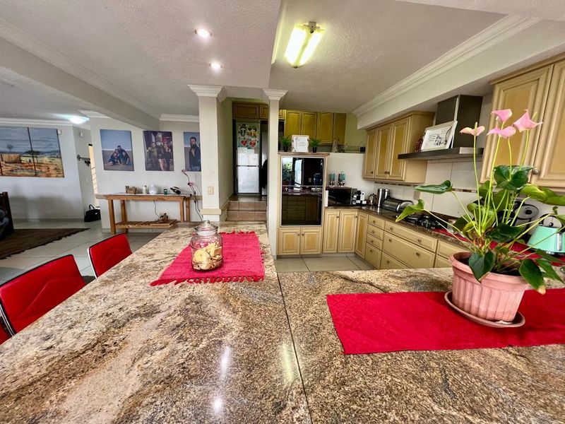 FOR SALE - 4 BEDROOM BEACHFRONT DOUBLE STORY DUET IN LONGBEACH, NAMIBIA - Photo 7